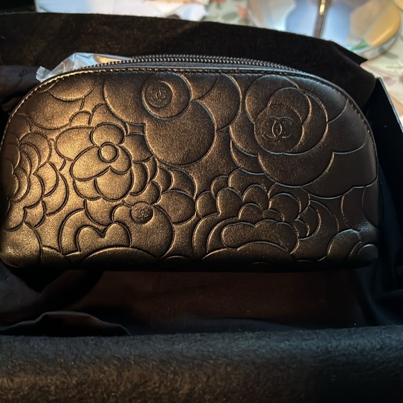 🖤🖤 CHANEL 🖤🖤
Lambskin Camellia Embossed
Cosmetic Case Black - Picture 8 of 8